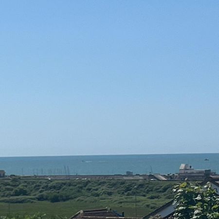 Spacious Studio Cabin With Sea/ Downs Views Sole Use Of Hottub In Seaford Exterior foto