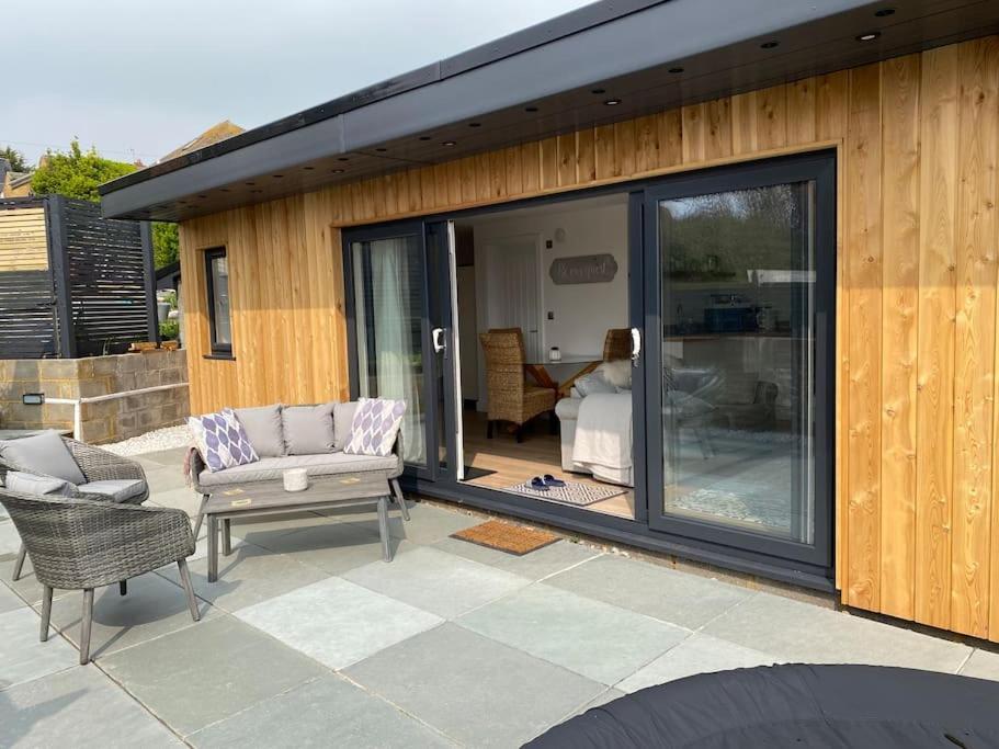 Spacious Studio Cabin With Sea/ Downs Views Sole Use Of Hottub In Seaford Exterior foto