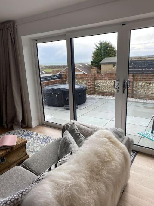 Spacious Studio Cabin With Sea/ Downs Views Sole Use Of Hottub In Seaford Exterior foto