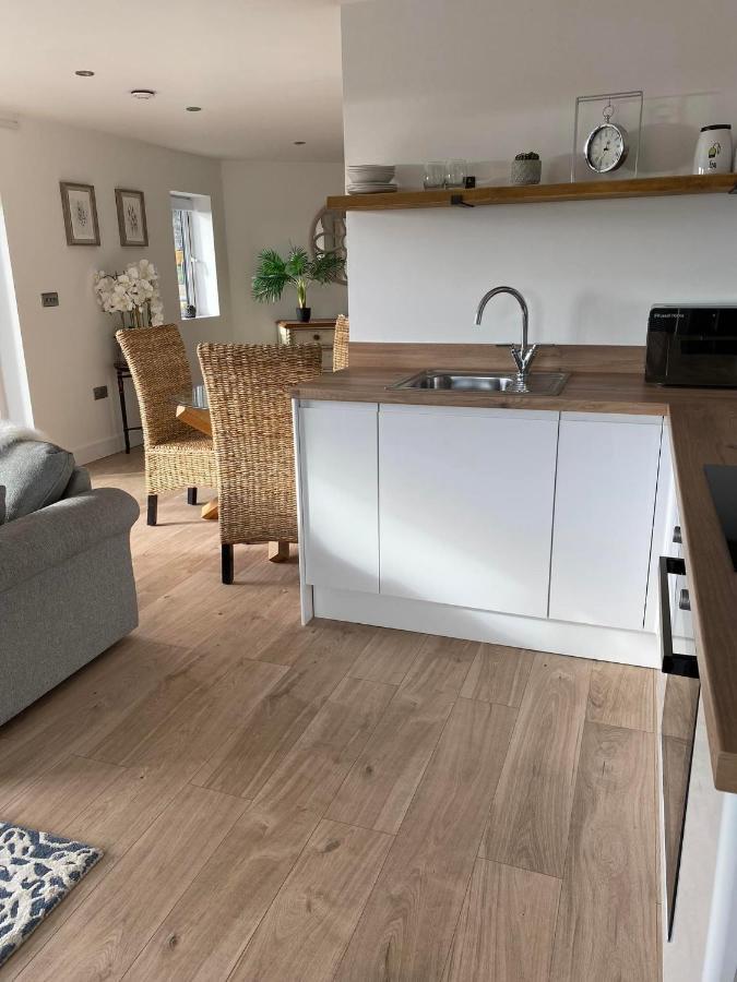 Spacious Studio Cabin With Sea/ Downs Views Sole Use Of Hottub In Seaford Exterior foto