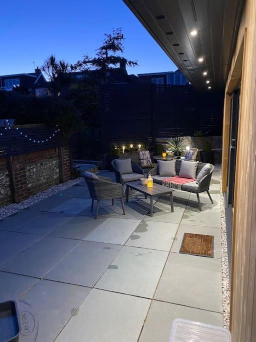 Spacious Studio Cabin With Sea/ Downs Views Sole Use Of Hottub In Seaford Exterior foto