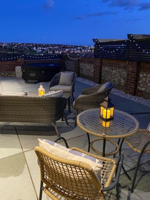 Spacious Studio Cabin With Sea/ Downs Views Sole Use Of Hottub In Seaford Exterior foto