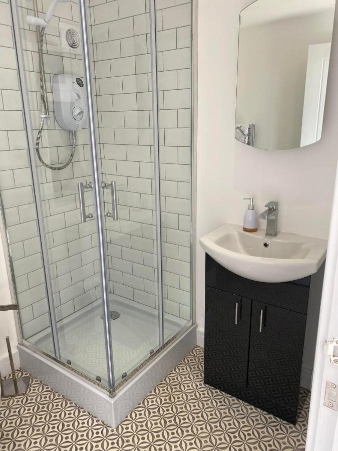 Spacious Studio Cabin With Sea/ Downs Views Sole Use Of Hottub In Seaford Exterior foto