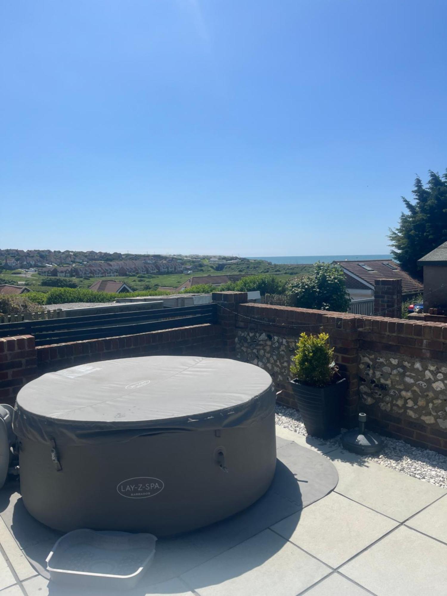 Spacious Studio Cabin With Sea/ Downs Views Sole Use Of Hottub In Seaford Exterior foto