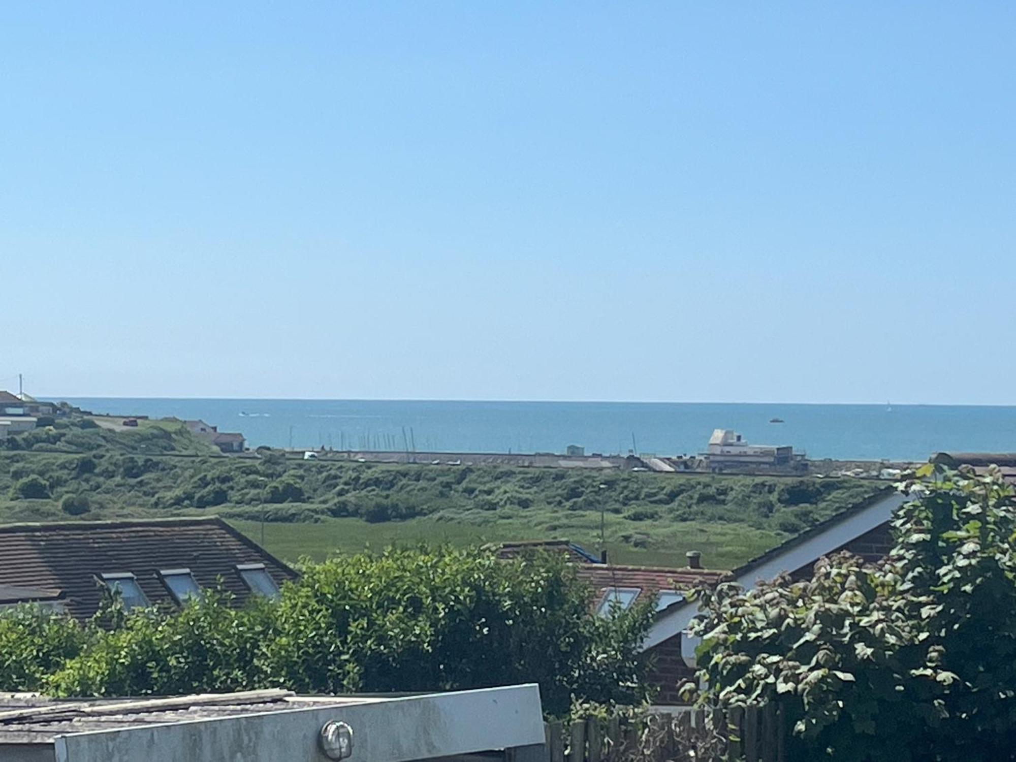 Spacious Studio Cabin With Sea/ Downs Views Sole Use Of Hottub In Seaford Exterior foto